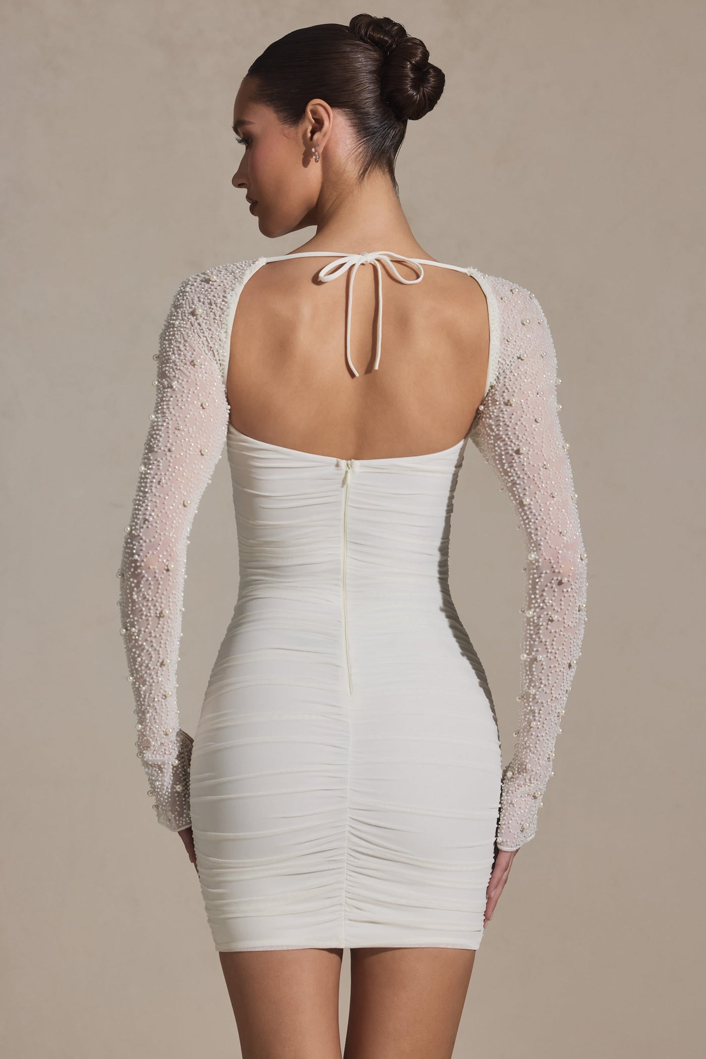 Annabella™ - Robe courte blanche ornée de perles